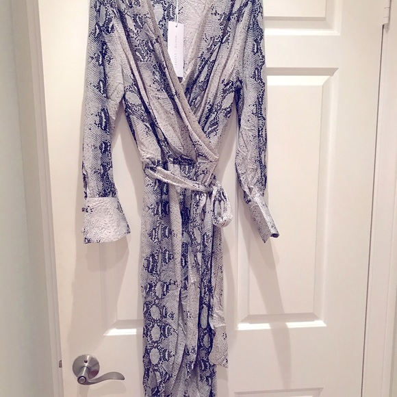 White House Black Market Dresses & Skirts - 💕Gorgeous Dress💕Perfect For The Holidays